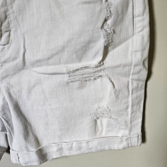 EUC WHITE SIGNATURE LEVIS STRAUSS MID RISE SHORTS SIZE 12 / 31W - Picture 4 of 14